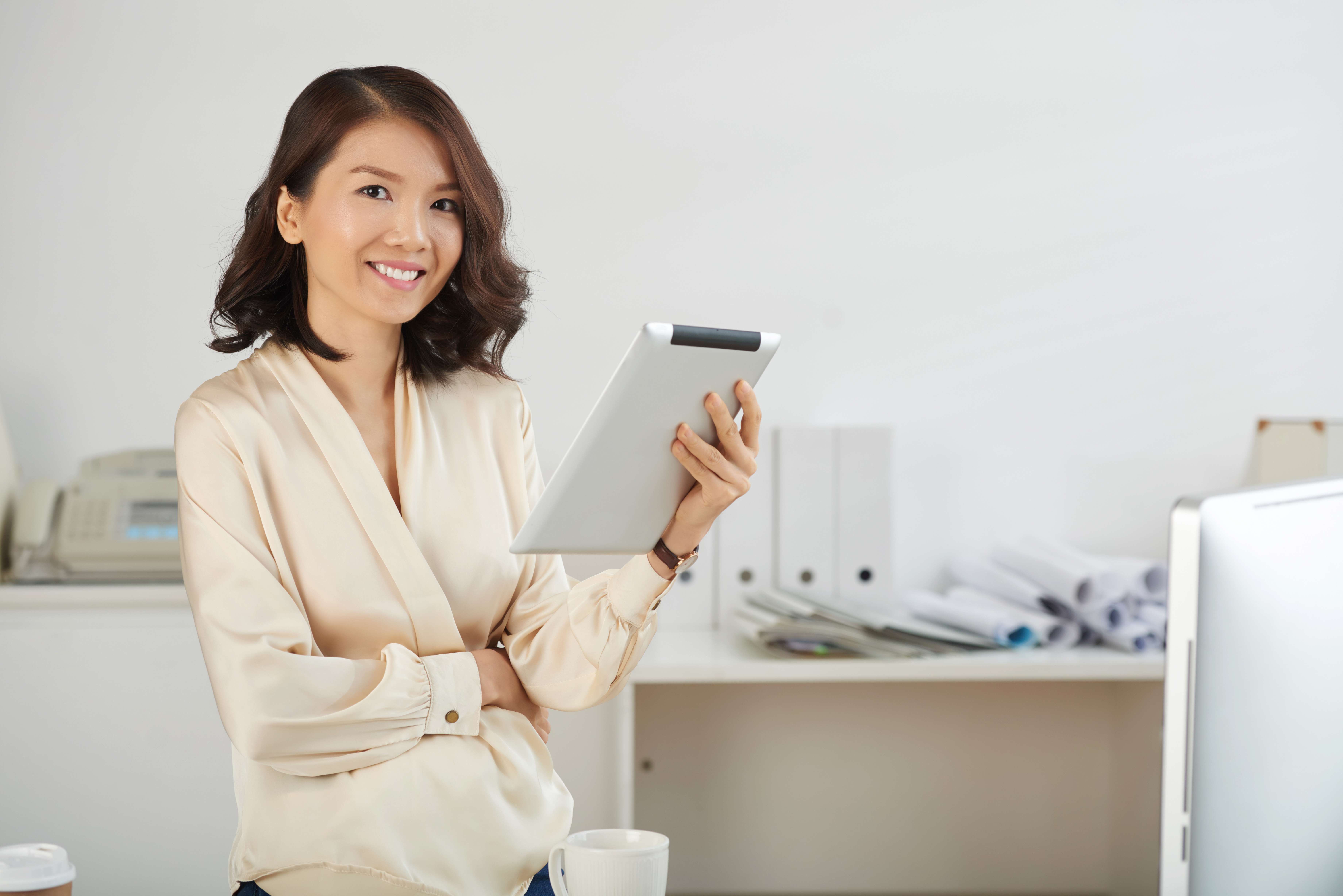 business-lady-with-tablet-computer (1)