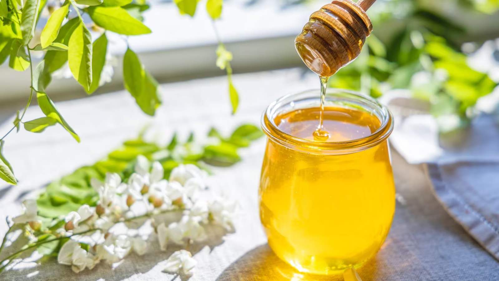 Thay thế đường bằng mật ong giúp giảm độ ngọt và calo cho trà mãng cầu
